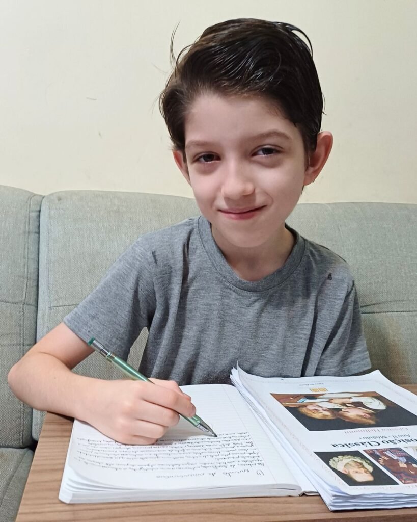Raphael, 9 anos, fazendo exercícios do Programa de Composição Clássica.